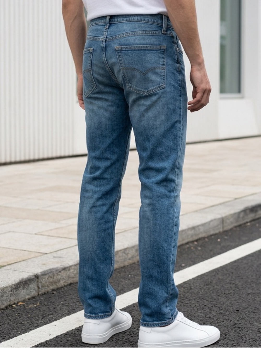 Levi's Slim Straight Jeans in Medium Blue Wash